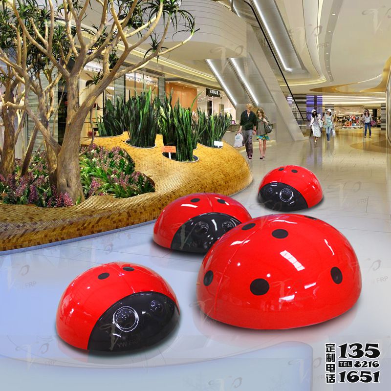 商場(chǎng)里擺放的一大三小的玻璃鋼彩繪瓢蟲(chóng)雕塑 商場(chǎng)里擺放的一大三小的玻璃鋼彩繪瓢蟲(chóng)雕塑