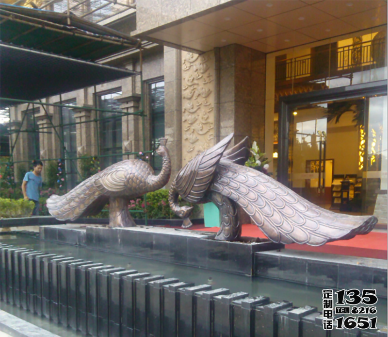 大型酒店門口兩只戲水的玻璃鋼仿銅孔雀雕塑 大型酒店門口兩只戲水的玻璃鋼仿銅孔雀雕塑