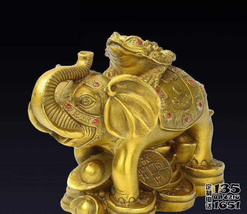 酒店擺放的金色在大象身上的玻璃鋼金蟾雕塑 酒店擺放的金色在大象身上的玻璃鋼金蟾雕塑