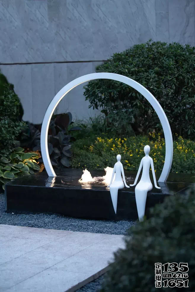 別墅小區創意景觀玻璃鋼池塘邊上坐著的人物雕塑 別墅小區創意景觀玻璃鋼池塘邊上坐著的人物雕塑