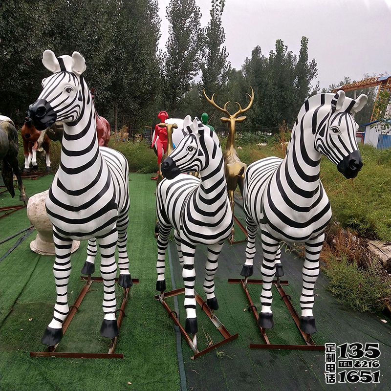 公園里擺放的玻璃鋼彩繪仿真動物斑馬雕塑 公園里擺放的玻璃鋼彩繪仿真動物斑馬雕塑