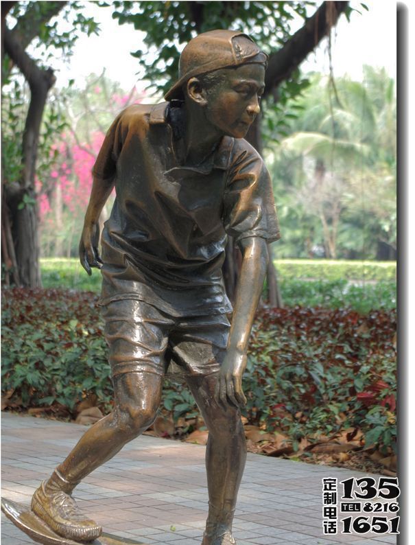 公園滑板男孩玻璃鋼仿銅雕塑 公園滑板男孩玻璃鋼仿銅雕塑