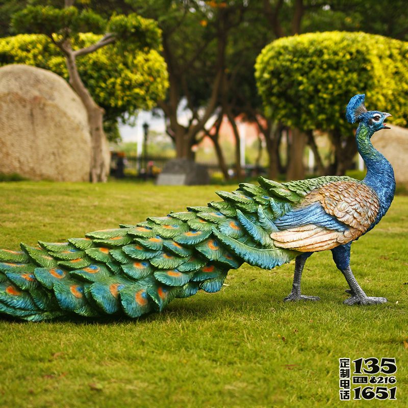 草地上一直拖著長尾巴的玻璃鋼彩繪孔雀雕塑 草地上一直拖著長尾巴的玻璃鋼彩繪孔雀雕塑