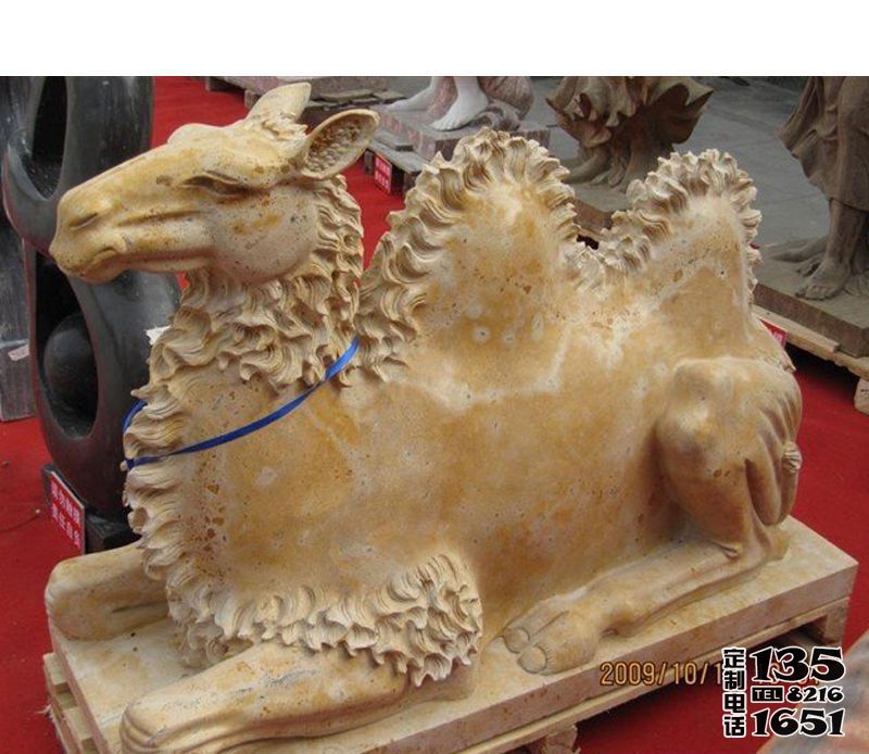 街道邊擺放的黃色的玻璃鋼創意駱駝雕塑 街道邊擺放的黃色的玻璃鋼創意駱駝雕塑