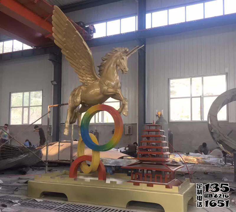 廣場上擺放的玻璃鋼仿銅創意飛馬雕塑 廣場上擺放的玻璃鋼仿銅創意飛馬雕塑