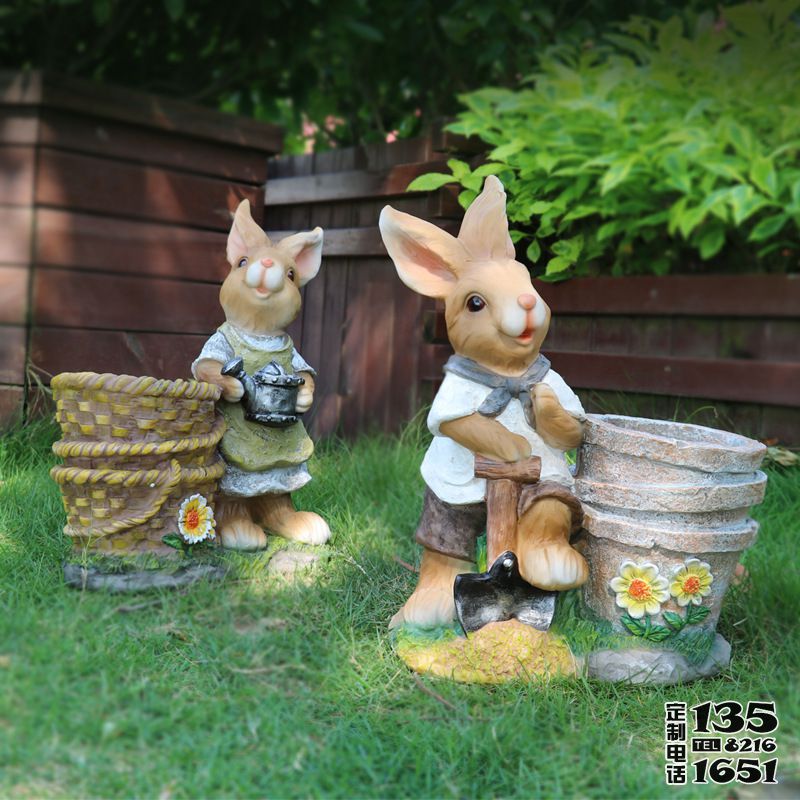 景區草坪拿著竹籃的玻璃鋼卡通兔子雕塑 景區草坪拿著竹籃的玻璃鋼卡通兔子雕塑