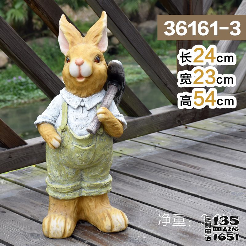 園林一只扛鋤頭的玻璃鋼卡通兔子雕塑 園林一只扛鋤頭的玻璃鋼卡通兔子雕塑