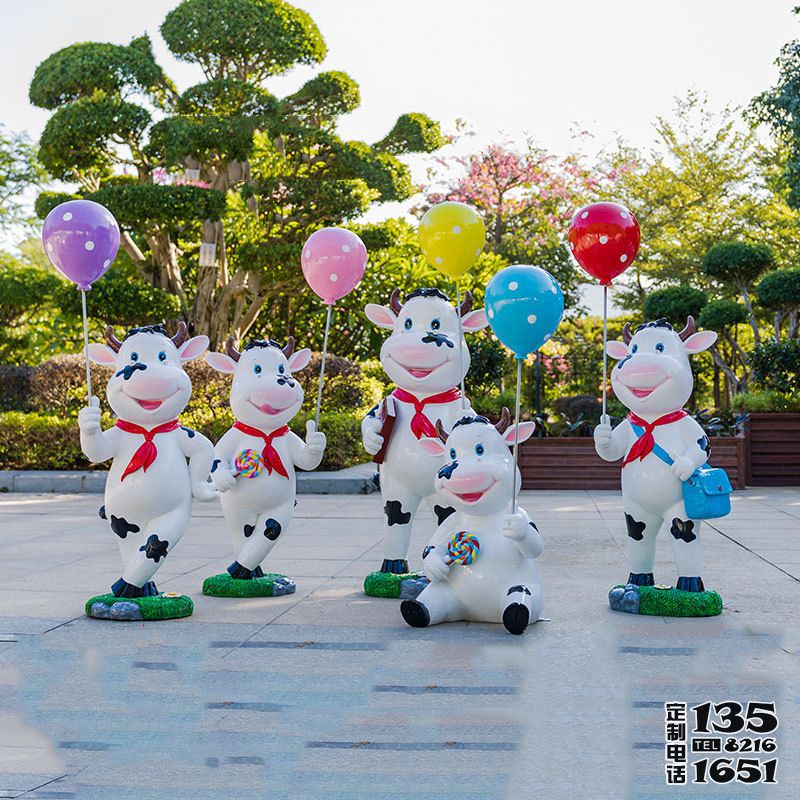 公園一群拿氣球的玻璃鋼卡通奶牛雕塑 公園一群拿氣球的玻璃鋼卡通奶牛雕塑