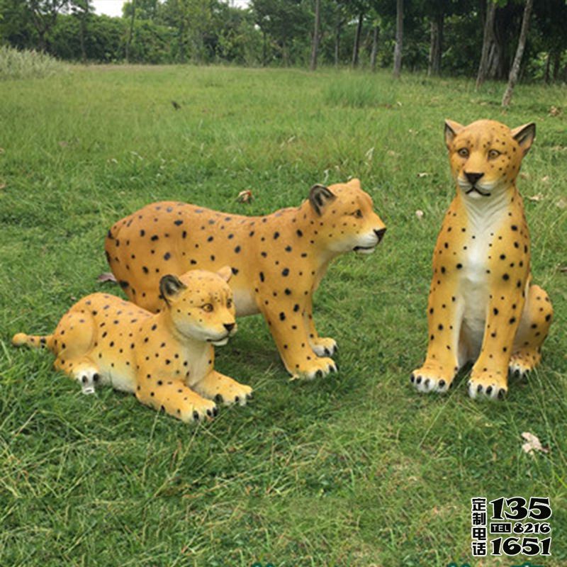 公園草坪玻璃鋼彩繪金錢豹雕塑 公園草坪玻璃鋼彩繪金錢豹雕塑