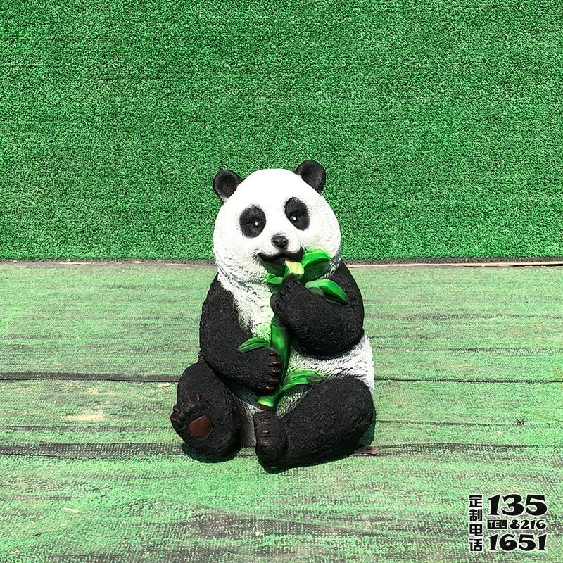幼兒園擺放的坐姿吃竹子玻璃鋼熊貓雕塑 幼兒園擺放的坐姿吃竹子玻璃鋼熊貓雕塑