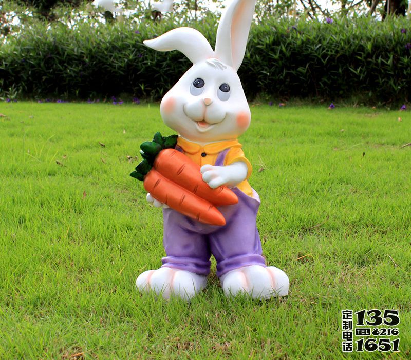 草坪一只抱著胡蘿卜的玻璃鋼卡通兔子雕塑 草坪一只抱著胡蘿卜的玻璃鋼卡通兔子雕塑