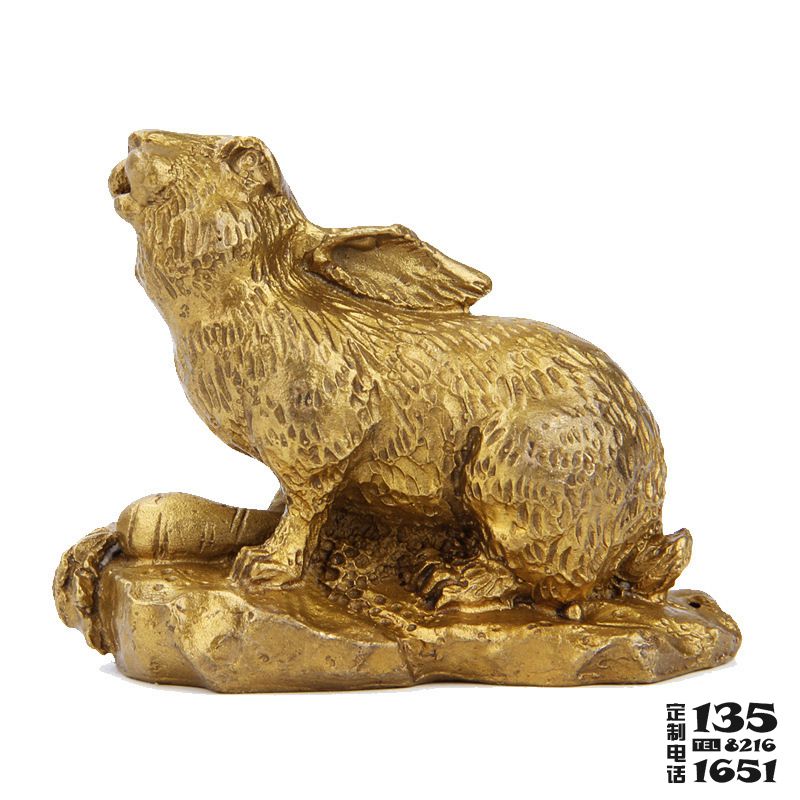 景區擺放一只玻璃鋼漆金兔子雕塑 景區擺放一只玻璃鋼漆金兔子雕塑