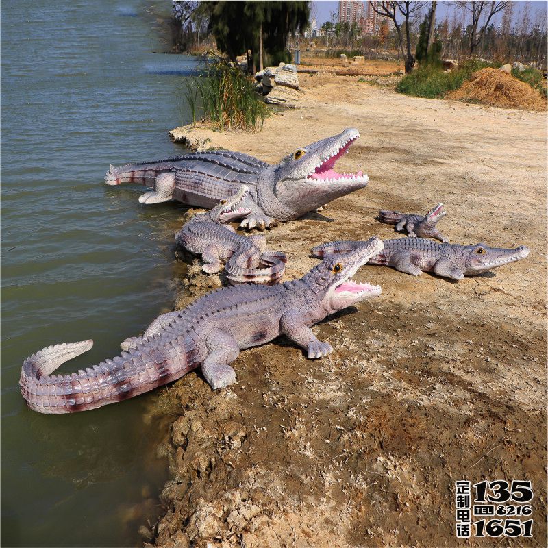 湖邊擺放的玻璃鋼彩繪鱷魚雕塑 湖邊擺放的玻璃鋼彩繪鱷魚雕塑
