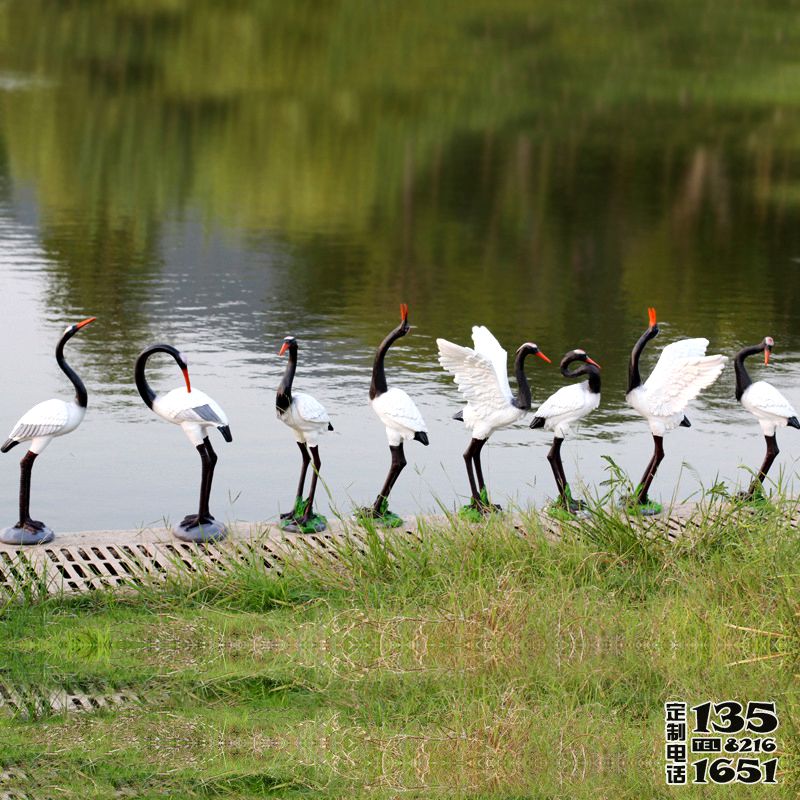 池塘邊上一群玻璃鋼仿真仙鶴雕塑 池塘邊上一群玻璃鋼仿真仙鶴雕塑