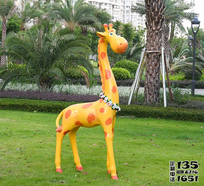 玻璃鋼彩繪卡通帶花環的長頸鹿雕塑 玻璃鋼彩繪卡通帶花環的長頸鹿雕塑