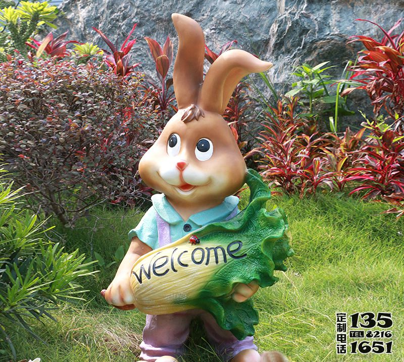 游樂園一只抱著蔬菜的的玻璃鋼卡通兔子雕塑 游樂園一只抱著蔬菜的的玻璃鋼卡通兔子雕塑