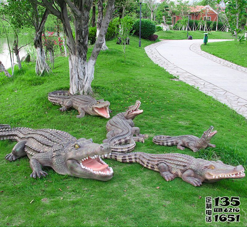 公園玻璃鋼仿真鱷魚雕塑 公園玻璃鋼仿真鱷魚雕塑