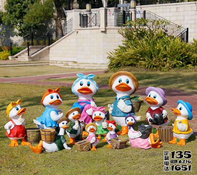 戶外草坪玻璃鋼彩繪卡通鴨子雕塑 戶外草坪玻璃鋼彩繪卡通鴨子雕塑