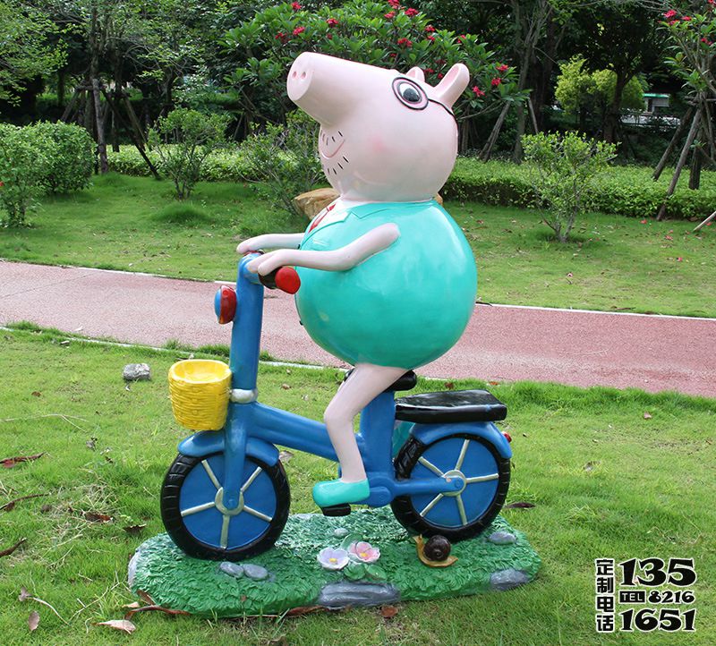 公園景觀玻璃鋼豬爸爸騎車雕塑 公園景觀玻璃鋼豬爸爸騎車雕塑