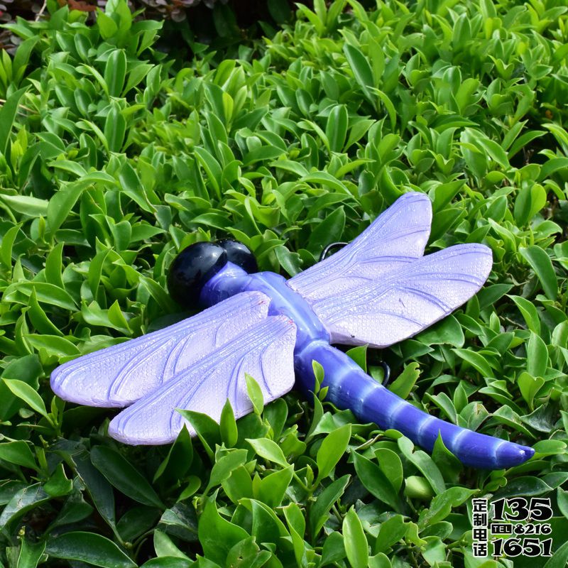 景區草叢中玻璃鋼彩繪大型蜻蜓雕塑 景區草叢中玻璃鋼彩繪大型蜻蜓雕塑