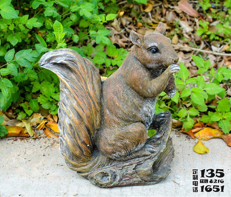 景區動物園一只吃東西玻璃鋼松鼠雕塑 景區動物園一只吃東西玻璃鋼松鼠雕塑