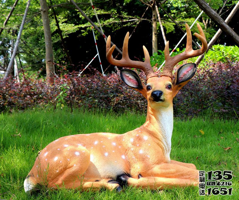 戶外園林景觀臥著的玻璃鋼梅花鹿雕塑 戶外園林景觀臥著的玻璃鋼梅花鹿雕塑