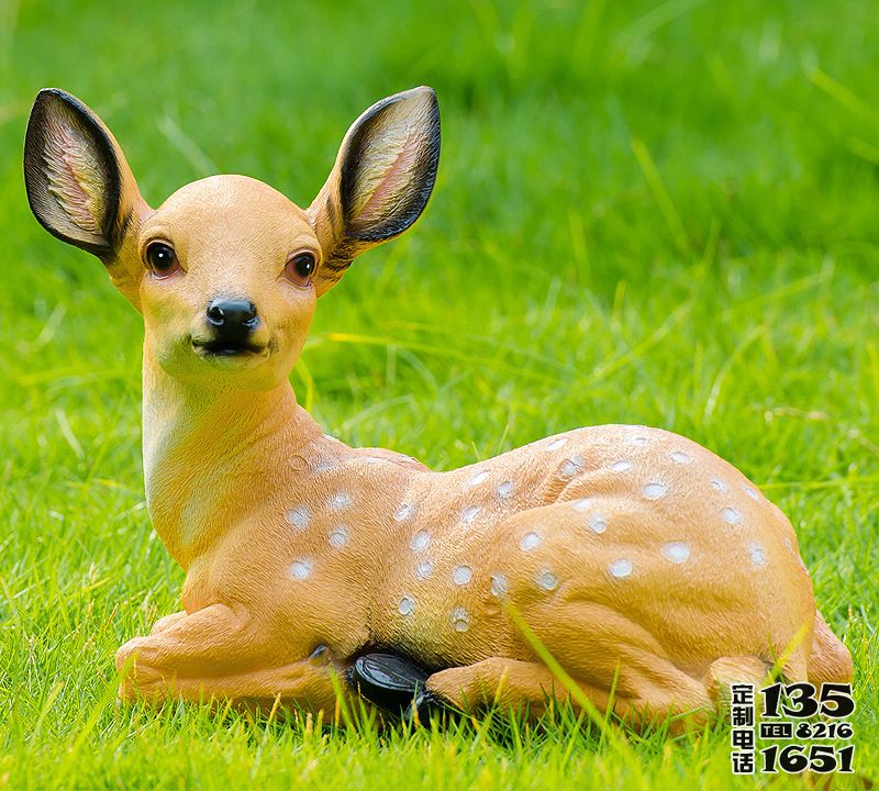 玻璃鋼彩繪草坪上一只臥著的梅花鹿雕塑 玻璃鋼彩繪草坪上一只臥著的梅花鹿雕塑