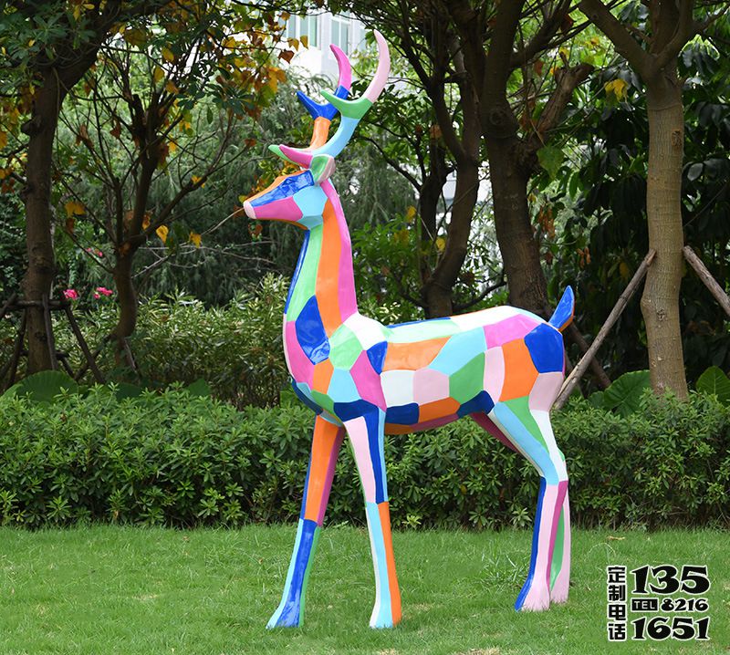 景區玻璃鋼彩繪幾何梅花鹿雕塑 景區玻璃鋼彩繪幾何梅花鹿雕塑