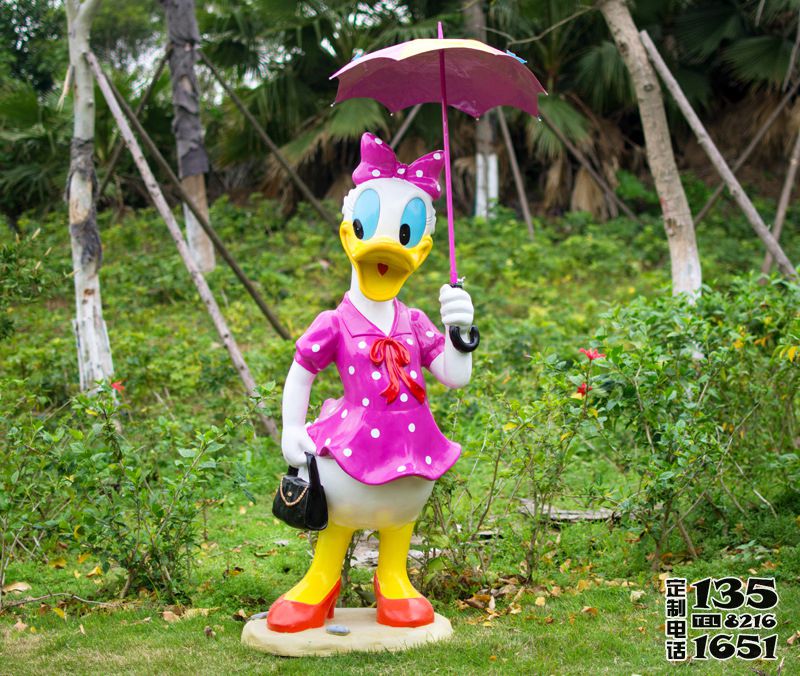 景區玻璃鋼彩繪打傘的唐老鴨黛絲雕塑 景區玻璃鋼彩繪打傘的唐老鴨黛絲雕塑