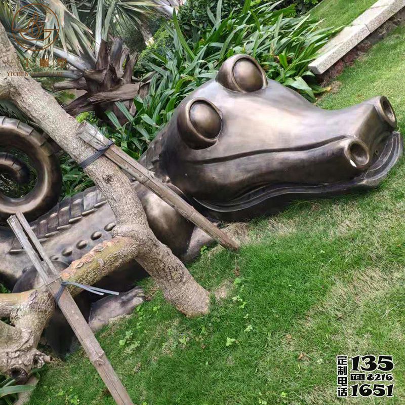 草地擺放的玻璃鋼仿銅創(chuàng)意鱷魚雕塑 草地擺放的玻璃鋼仿銅創(chuàng)意鱷魚雕塑