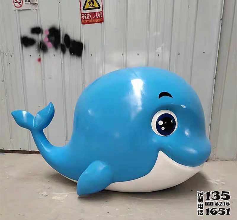 公園游樂場擺放的玻璃鋼彩繪卡通鯨魚雕塑 公園游樂場擺放的玻璃鋼彩繪卡通鯨魚雕塑