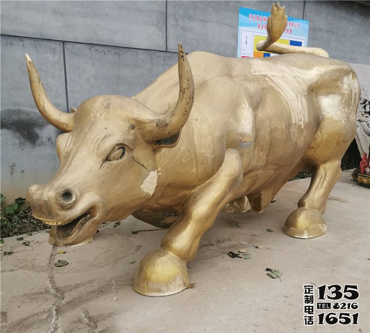 公園里擺放的一只玻璃鋼漆金創意華爾街牛雕塑 公園里擺放的一只玻璃鋼漆金創意華爾街牛雕塑