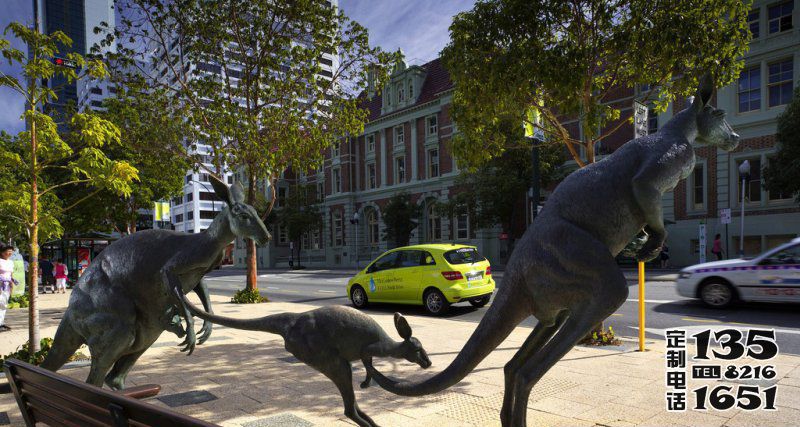 城市街道玻璃鋼仿銅袋鼠雕塑 城市街道玻璃鋼仿銅袋鼠雕塑