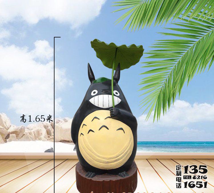 戶外玻璃鋼卡通手拿葉子的龍貓雕塑 戶外玻璃鋼卡通手拿葉子的龍貓雕塑