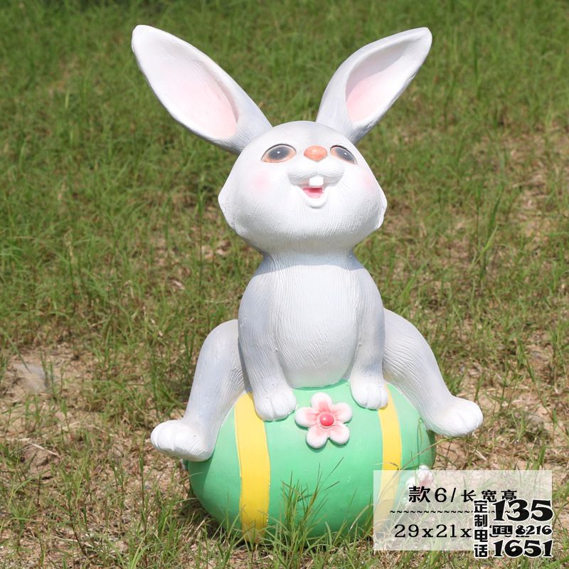 庭院一只玩耍的玻璃鋼兔子雕塑 庭院一只玩耍的玻璃鋼兔子雕塑