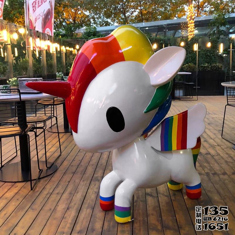 游樂場里擺放的彩色的玻璃鋼卡通獨角獸雕塑 游樂場里擺放的彩色的玻璃鋼卡通獨角獸雕塑