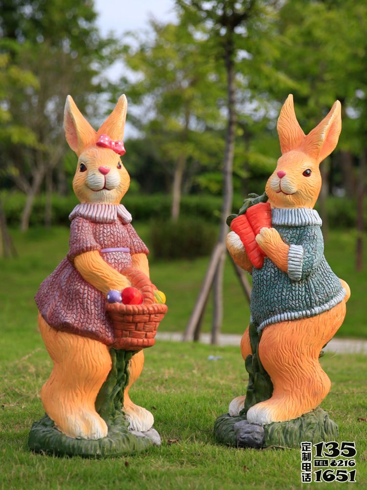 戶外公園兩只創意玻璃鋼卡通兔子雕塑 戶外公園兩只創意玻璃鋼卡通兔子雕塑