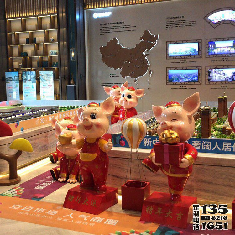 商場擺放的玻璃鋼卡通彩繪小豬雕塑 商場擺放的玻璃鋼卡通彩繪小豬雕塑