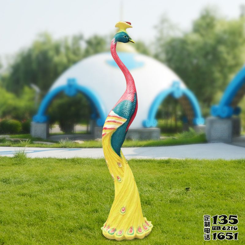 公園草坪上擺放的抽象玻璃鋼彩繪孔雀雕塑 公園草坪上擺放的抽象玻璃鋼彩繪孔雀雕塑