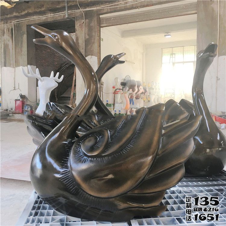 小區(qū)別墅玻璃鋼仿銅創(chuàng)意天鵝雕塑 小區(qū)別墅玻璃鋼仿銅創(chuàng)意天鵝雕塑