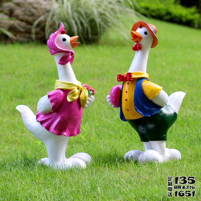公園草地擺放的情侶玻璃鋼彩繪鴨子雕塑 公園草地擺放的情侶玻璃鋼彩繪鴨子雕塑