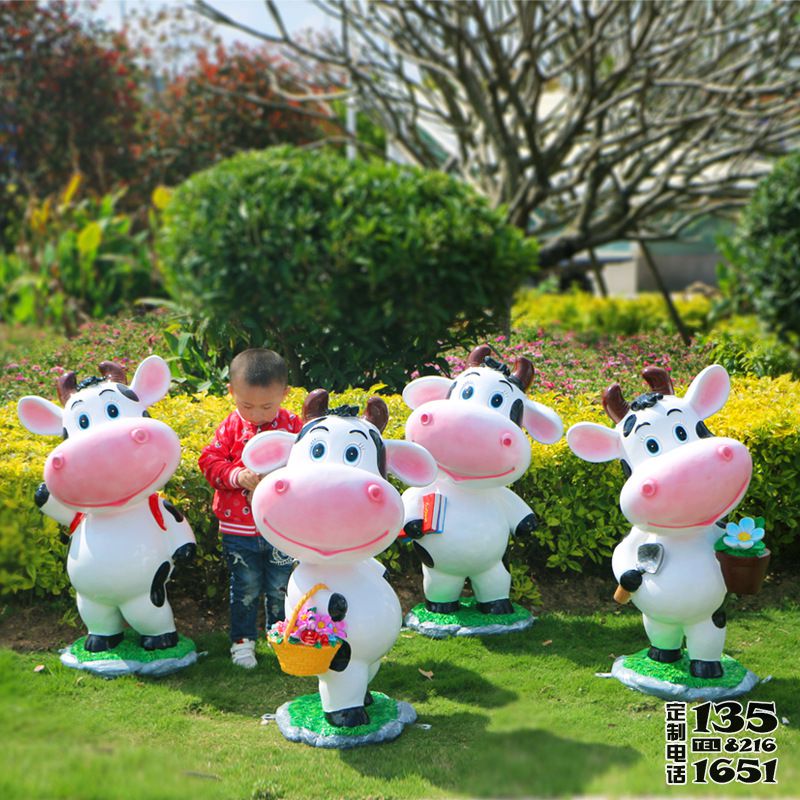 公園呆萌卡通玻璃鋼彩繪奶牛雕塑 公園呆萌卡通玻璃鋼彩繪奶牛雕塑