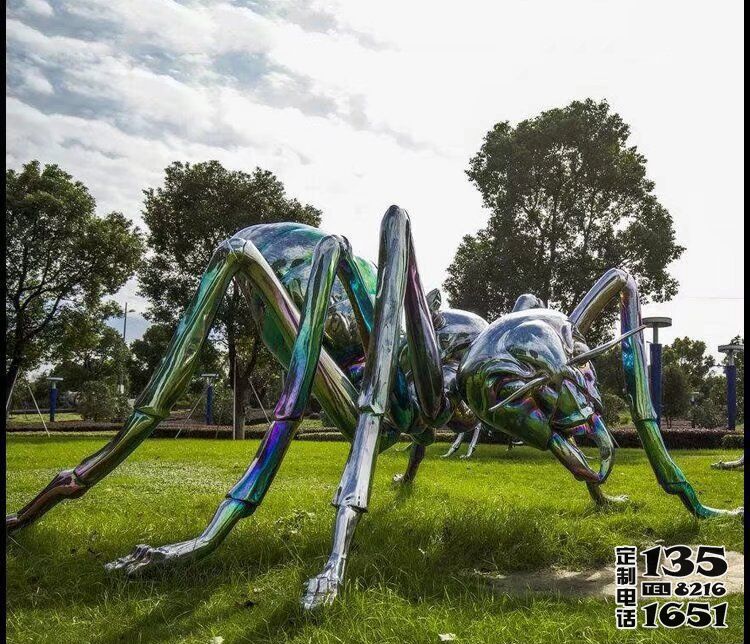 公園草地擺放的大型玻璃鋼彩繪蜘蛛雕塑 公園草地擺放的大型玻璃鋼彩繪蜘蛛雕塑