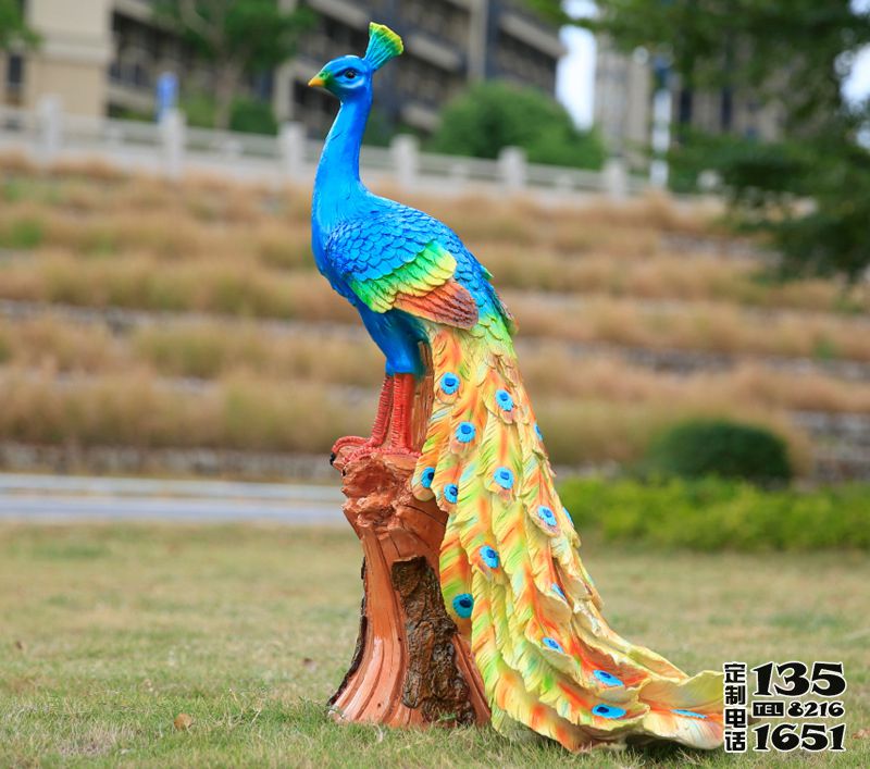 公園草坪擺放的玻璃鋼彩繪孔雀雕塑 公園草坪擺放的玻璃鋼彩繪孔雀雕塑