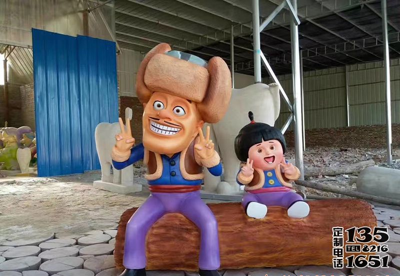 電影院擺放光頭強和小女孩卡通玻璃鋼雕塑 電影院擺放光頭強和小女孩卡通玻璃鋼雕塑