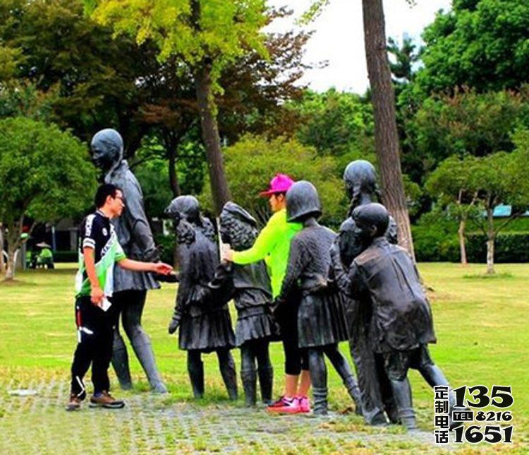 戶外大型玻璃鋼仿銅老鷹抓小雞雕塑 戶外大型玻璃鋼仿銅老鷹抓小雞雕塑