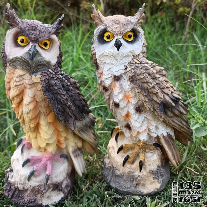 草坪兩只玻璃鋼彩繪仿真貓頭鷹雕塑 草坪兩只玻璃鋼彩繪仿真貓頭鷹雕塑