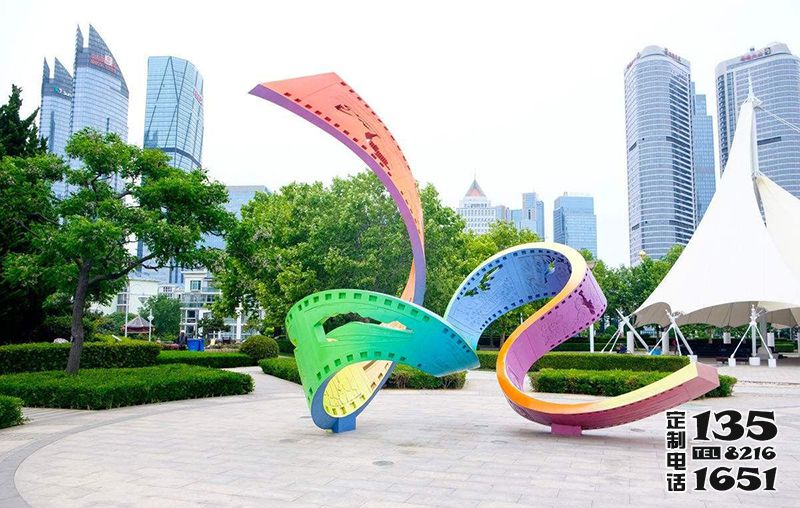 廣場玻璃鋼彩繪抽象藝術(shù)膠卷雕塑 廣場玻璃鋼彩繪抽象藝術(shù)膠卷雕塑