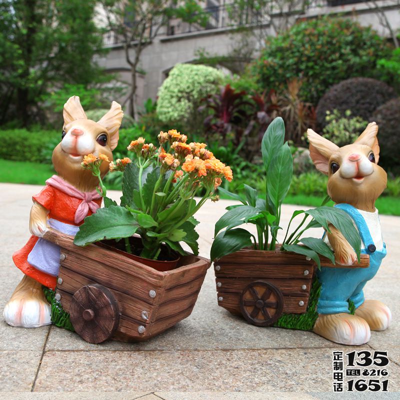 公園兩只拉著小推車的玻璃鋼彩繪兔子雕塑 公園兩只拉著小推車的玻璃鋼彩繪兔子雕塑