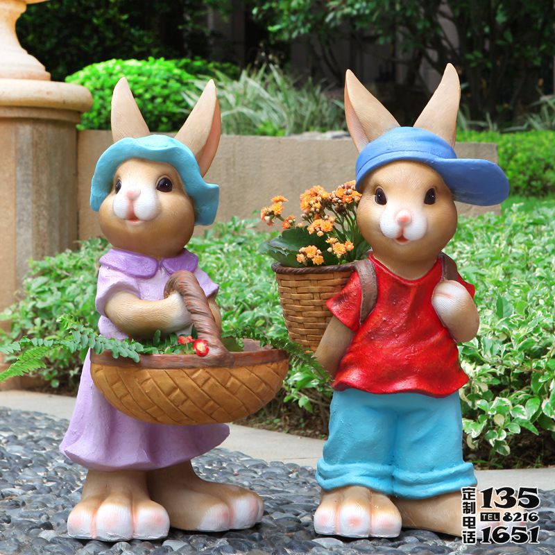 玻璃鋼彩繪戶外田園背著竹籃的兔子雕塑 玻璃鋼彩繪戶外田園背著竹籃的兔子雕塑